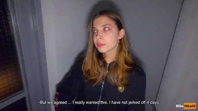 Развратной молоденькой парочке не вопрос поебаться прямо на лестничной клетке