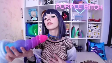 Фантастического вида косплейщица пихает в себя огромное самотыкало и ебётся в жопу с парнишкой