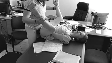 Босс выебал на столе секретаршу и густо обкончал её булки (съёмки на скрытую камеру)