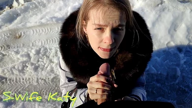 Очередная дура сосёт хуй и ебётся прямо среди снегов, на морозе