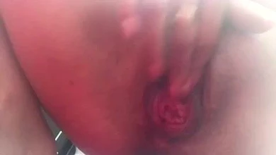 Дрочит после ебли и фистинга. Встреча бляди в сауне