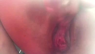 Дрочит после ебли и фистинга. Встреча бляди в сауне