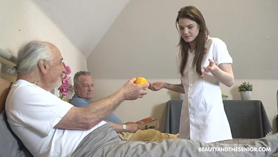 Двойная смена молодой медсестрички с дедами в доме престарелых
